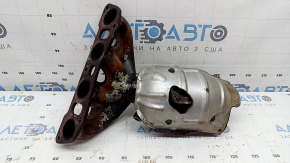 Galeria de evacuare cu convertor catalitic pentru un Nissan Rogue Sport din 2021 este ruginită, prezoanele sunt tăiate, iar șuruburile sunt rupte.