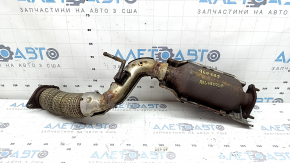 Țeava de eșapament cu convertorul catalitic de la un Nissan Rogue Sport din 2021-22 este ruginită.