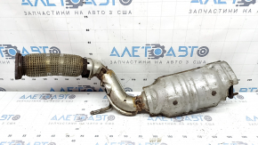 Țeava de eșapament cu convertorul catalitic de la un Nissan Rogue Sport din 2021-22 este ruginită.