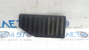 Suportul pentru picioare al șoferului pentru Ford Edge 15-24 este negru, elementele de fixare sunt rupte și este uzat.