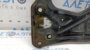 Bara de susținere a cadrului față al modelului Audi A6 C7 12-18 este ruginită.