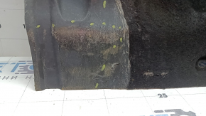 Apărătoarea față a motorului la Audi A6 C7 12-18 este uzată și crăpată.