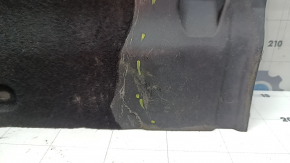 Apărătoarea față a motorului la Audi A6 C7 12-18 este uzată și crăpată.