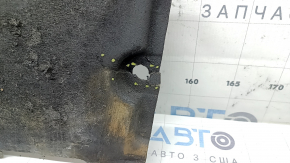 Protecția inferioară față dreapta a caroseriei la Audi A6 C7 12-18 este uzată și ruptă.