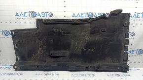 Protecția stângă a caroseriei la Audi A6 C7 12-18 este ruptă și uzată.