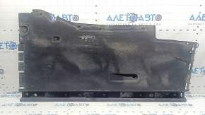 Protecția stângă a caroseriei la Audi A6 C7 12-18 este ruptă și uzată.