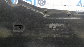 Protecția stângă a caroseriei la Audi A6 C7 12-18 este ruptă și uzată.