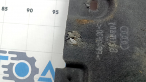 Protecția stângă a caroseriei la Audi A6 C7 12-18 este ruptă și uzată.