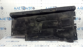 Protecția inferioară dreaptă a caroseriei la Audi A6 C7 12-18 este uzată și ruptă.