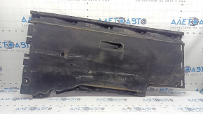 Protecția inferioară dreaptă a caroseriei la Audi A6 C7 12-18 este uzată și ruptă.