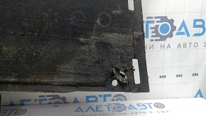 Protecția inferioară dreaptă a caroseriei la Audi A6 C7 12-18 este uzată și ruptă.