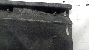 Protecția inferioară dreaptă a caroseriei la Audi A6 C7 12-18 este uzată și ruptă.