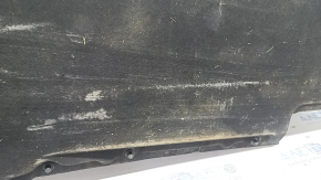 Protecția inferioară dreaptă a caroseriei la Audi A6 C7 12-18 este uzată și ruptă.