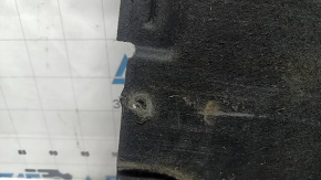 Protecția inferioară dreaptă a caroseriei la Audi A6 C7 12-18 este uzată și ruptă.