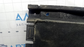 Protecția inferioară dreaptă a caroseriei la Audi A6 C7 12-18 este uzată și ruptă.