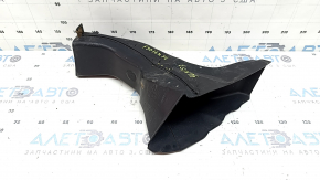 Suportul din conducta de răcire a frânei stânga la un BMW 3 F30 12-18 este defect.