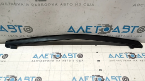 Banda superioară a ușii spate stânga este îndoită la un Mazda CX-5 17-24.