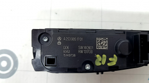 Butoane de control pe consola centrală din dreapta a modelului Mercedes GLC 20-22