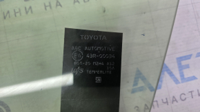 Geamul ușii stânga față a unui Toyota Rav4 19-24 are o nuanță galbenă.