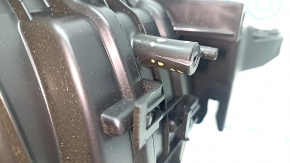 Carcasa încălzitorului goală a unui Hyundai Tucson 22-26, fără ventilator, rezistor sau actuator, și cu o fisură în suport.