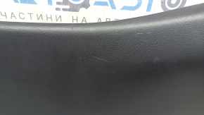 Обшивка двери багажника центральная Toyota Prius 50 16-22 черная под дворник, потерта