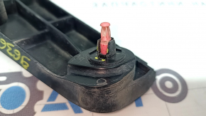 Suportul barei de protecție față dreapta pentru un Toyota Prius 50 16-22 are un zăvor spart.