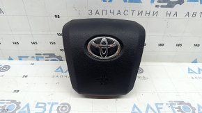 Airbag-ul din volanul șoferului unui Toyota Prius 50 16-22 este negru și zgâriat.