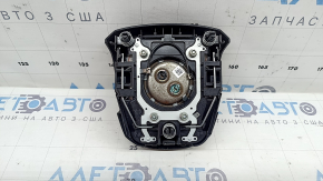 Airbag-ul din volanul șoferului unui Toyota Prius 50 16-22 este negru și zgâriat.