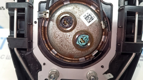 Airbag-ul din volanul șoferului unui Toyota Prius 50 16-22 este negru și zgâriat.