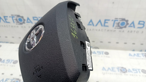 Airbag-ul din volanul șoferului unui Toyota Prius 50 16-22 este negru și zgâriat.