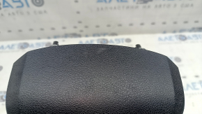 Airbag-ul din volanul șoferului unui Toyota Prius 50 16-22 este negru și zgâriat.