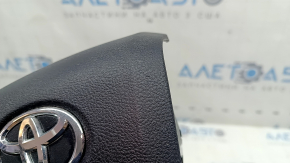 Airbag-ul din volanul șoferului unui Toyota Prius 50 16-22 este negru și zgâriat.