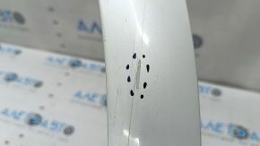 Ornament aripă spate dreapta Volvo XC90 16-26 tip 1, alb, zgârieturi, ghidaj rupt