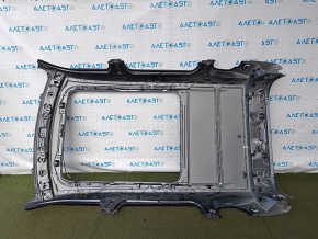 Acoperiș metalic pentru un Mitsubishi Outlander din 2020 cu geamuri panoramice, tăiat, lovituri și denivelări.