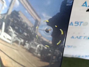 Acoperiș metalic pentru un Mitsubishi Outlander din 2020 cu geamuri panoramice, tăiat, lovituri și denivelări.