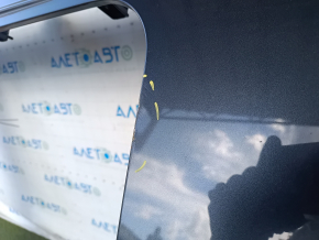Acoperiș metalic pentru un Mitsubishi Outlander din 2020 cu geamuri panoramice, tăiat, lovituri și denivelări.