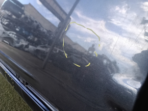 Acoperiș metalic pentru un Mitsubishi Outlander din 2020 cu geamuri panoramice, tăiat, lovituri și denivelări.