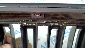 Решетка радиатора grill Volvo XC90 16-19 черная, без эмблемы, обрамление хром, под камеру, надломана, отсутствует молдинг, тычки