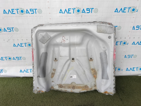 Portbagajul modelului Mercedes GLA 14-20 a fost găurit.