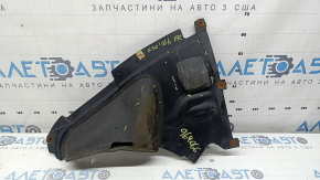 Partea inferioară a căptușelii aripii față dreapta a unui BMW 3 F30 12-18 este uzată.