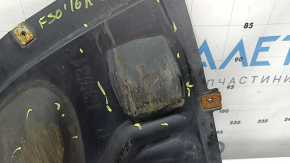 Partea inferioară a căptușelii aripii față dreapta a unui BMW 3 F30 12-18 este uzată.