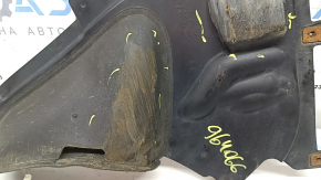 Partea inferioară a căptușelii aripii față dreapta a unui BMW 3 F30 12-18 este uzată.