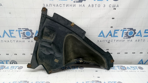 Partea inferioară a căptușelii aripii față dreapta a unui BMW 3 F30 12-18 este uzată.