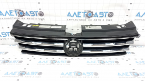 Решетка радиатора grill VW Tiguan 18-21 без эмблемы, 3 хром полоски, сверху черный глянец, тычки на хроме