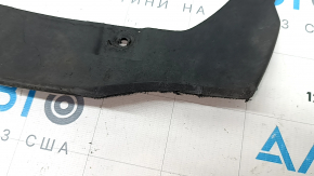 Apărătoarea de noroi din bara de protecție față dreapta de la Volvo XC90 16-19 este uzată