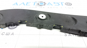 Suportul barei spate stânga la un Chevrolet Volt 16-19 este defect.