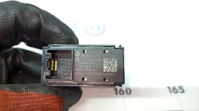 Butonul de parcare de la VW Tiguan 18-24 este crăpat.