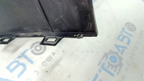 Bara spate este goală și superioară, Chevrolet Volt 16-19, neagră, cu elemente de fixare rupte.