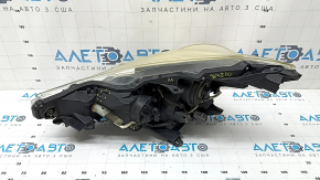 Фара передняя правая Toyota Prius V 15-17, рест, галоген, сломаны крепления, под полировку