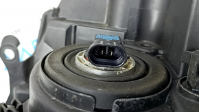 Фара передняя правая Toyota Prius V 15-17, рест, галоген, сломаны крепления, под полировку